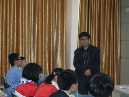 4月21日,杭州高级中学的陈英豪老师,许涛老师分别在育才中学多